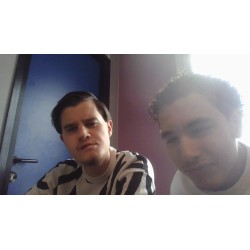deux hommes jolie prenant une photo