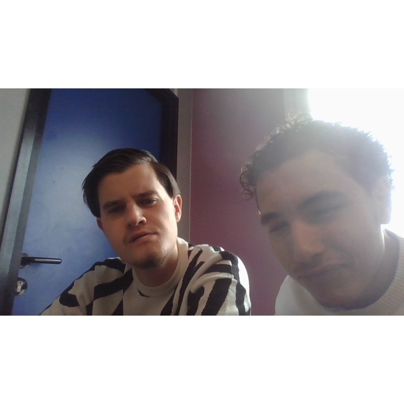 deux hommes jolie prenant une photo